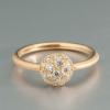 Verlobungsring aus 750 Gelbgold, gefertigt aus einem runden Golddraht. Oben befindet sich ein halbkugeliger Goldaufsatz, der vollständig mit Pavé-gesetzten Brillanten bedeckt ist. Der elegante Ring eignet sich perfekt als Vorsteckring und kann als Verlobungsring verschenkt werden.