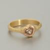 Einzigartiger Verlobungsring aus 750 Gold, Schmuck-Unikat vom Goldschmied, Verlobungsring mit Diamant, Herzschliff Steine, ausgefallener Goldring für Frauen, Goldring mit Hammerschlag online kaufen, hochwertiger Schmuck vom Goldschmied, neuer Schmuck online kaufen, Onlineshop für hochwertigen Unikat-Schmuck