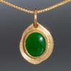 Goldanhänger mit grüner Jade