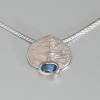 Goldschmiede-Schmuck, Weißgold-Schmuckanhänger, handgefertigter individueller Schmuck, Ausgefallener Schmuckshop, Saphir-Anhänger für Halsketten, schöner Damenanhänger aus Weißgold, Geschenkidee für Frauen Schmuck