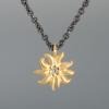 Edelweiß-Kettenanhänger aus Gold, kleiner Kettenanhänger mit Brillant, Geschenkidee für Wanderer